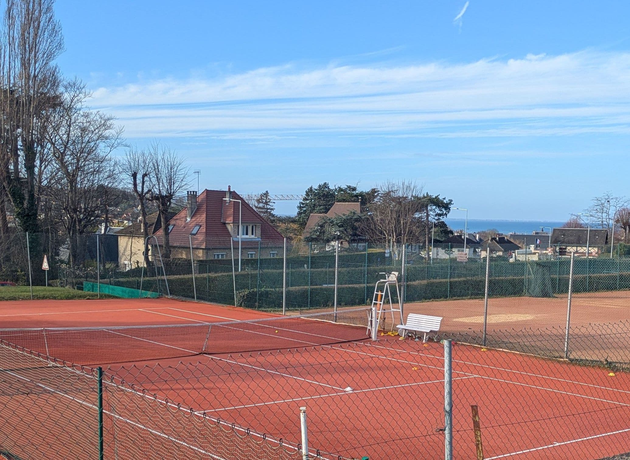 Deux terres battues synthétiques